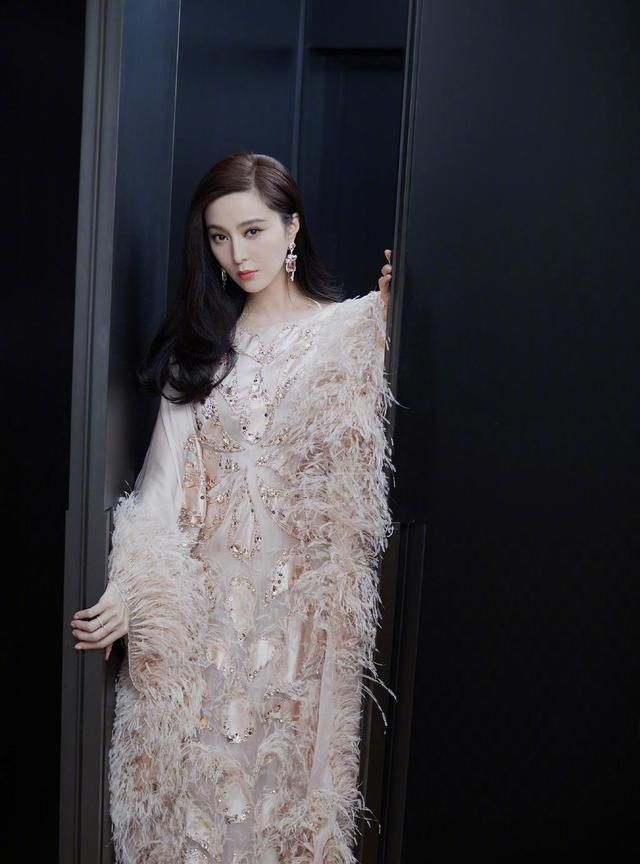 范冰冰虽胳膊有点粗，但穿红色刺绣连衣裙很美