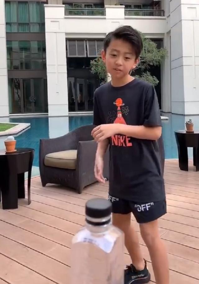 如今的谢振南已经9岁了,近照看来也颜值也为已经反超哥哥,整容般长大