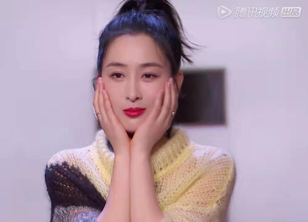 马苏录制吐槽大会穿撞色毛衣扎马尾快40岁了还这么美