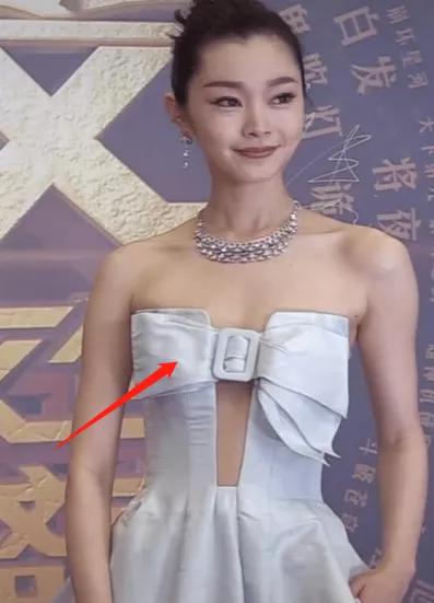 宋轶到底有多瘦?这抹胸裙我都挤不进去,人家却要勒根"皮带"穿