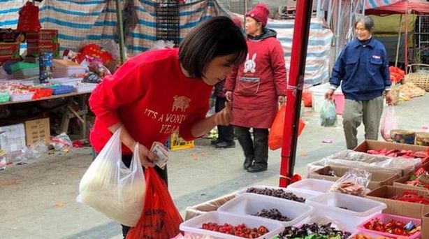 刘涛现身菜市场购物,打扮低调形似路人