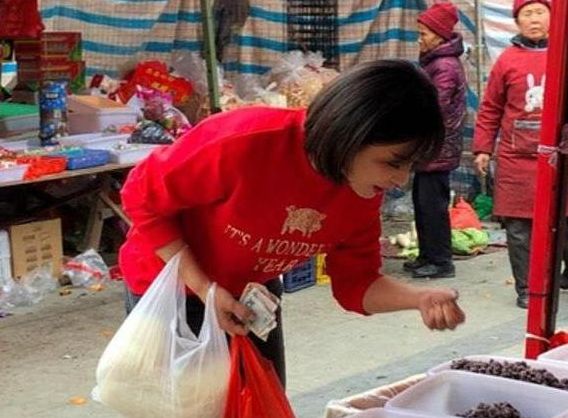 刘涛现身菜市场购物,打扮低调形似路人