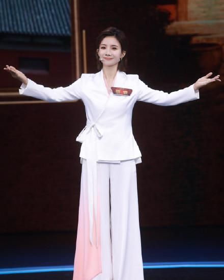 31岁邹韵9年磨一剑获得金奖实至名归!大气表现深得人心,真女神