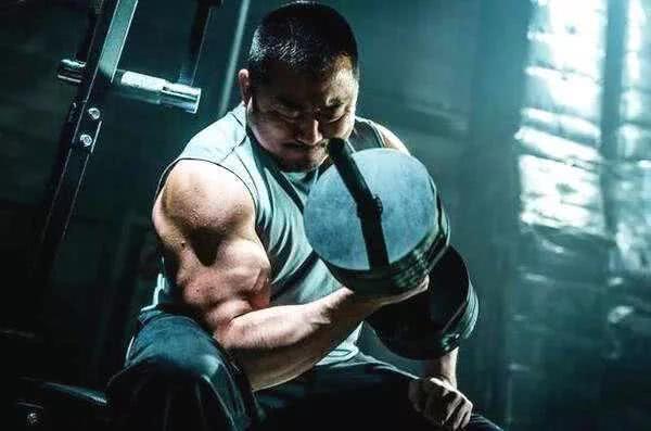 火爆全网的体育老师,竟被48岁肌肉大叔泡走,网友:美女和野兽|马东锡