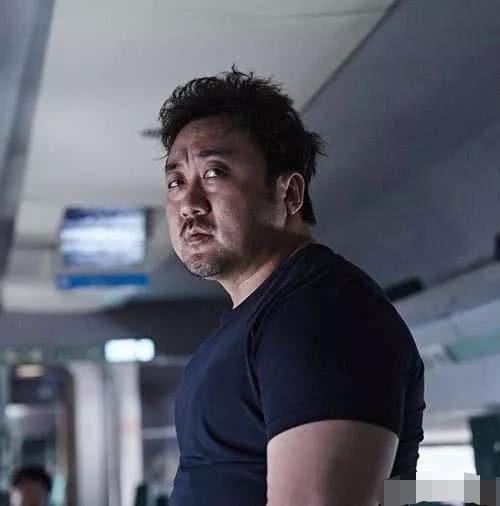 火爆全网的体育老师,竟被48岁肌肉大叔泡走,网友:美女和野兽|马东锡