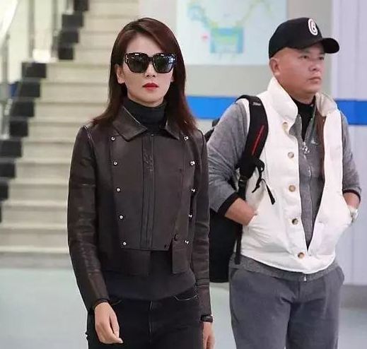 刘涛现身菜市场购物,打扮低调形似路人