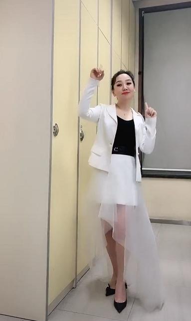 我爱我家的关凌真是长不大37岁穿的很显龄但脸还像小孩