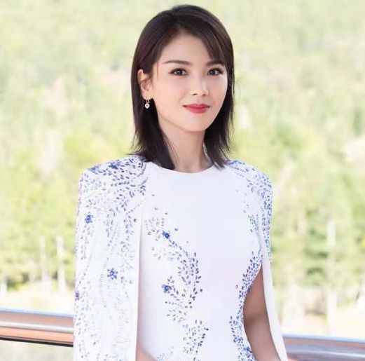 刘涛现身菜市场购物,打扮低调形似路人