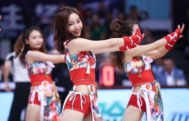 cba拉拉队如此辛酸齐臀裙表演却不许穿内裤来例假还得训练