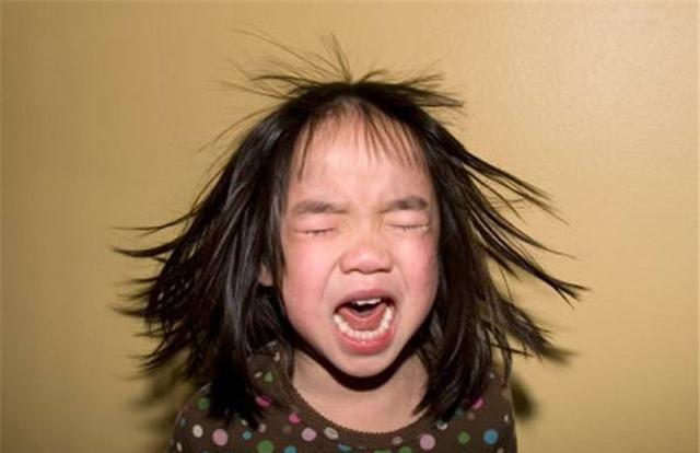 孩子经常发火,这是正常的表现,家长要做的是引导孩子正确发泄