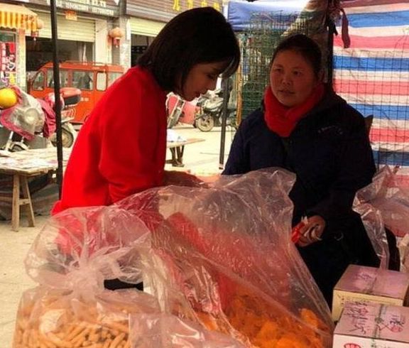 刘涛现身菜市场购物,打扮低调形似路人