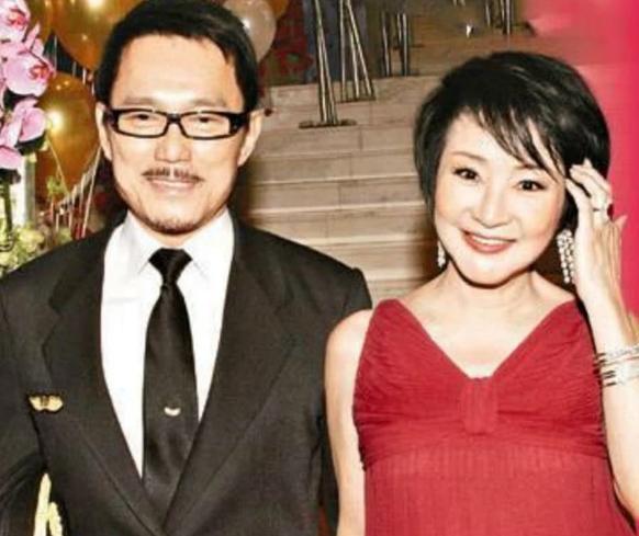 谢霆锋妈妈与老公同框购物,两人购物不忘甜蜜互动,羡煞旁人