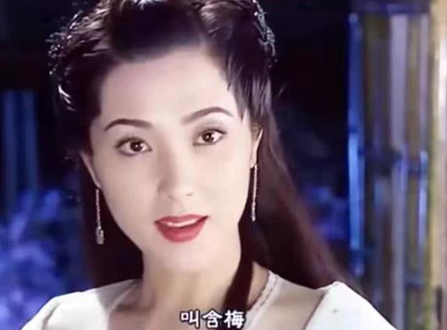 曾黎的裙子剪裁很贴身完美勾勒出了曾黎的s型身材