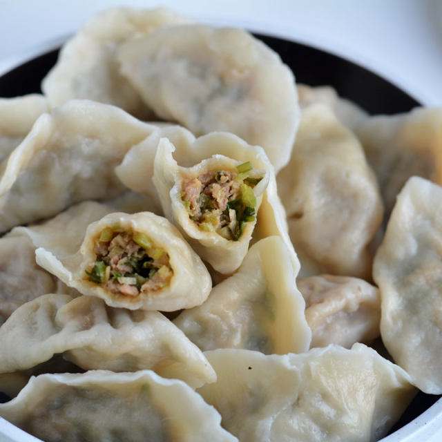 包芹菜猪肉馅饺子的小妙招,包出来的饺子口感鲜嫩,好吃得很