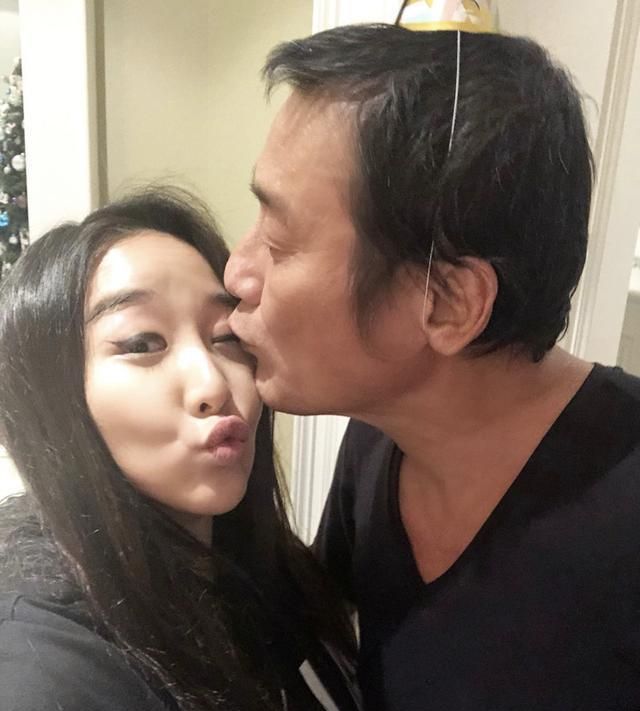 梁家辉开家庭派对庆62岁生日双胞胎女儿相伴