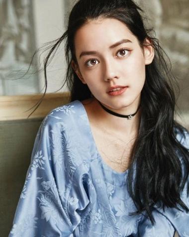 杨颖新签00后小花,还是中德混血,网友:第二个迪丽热巴