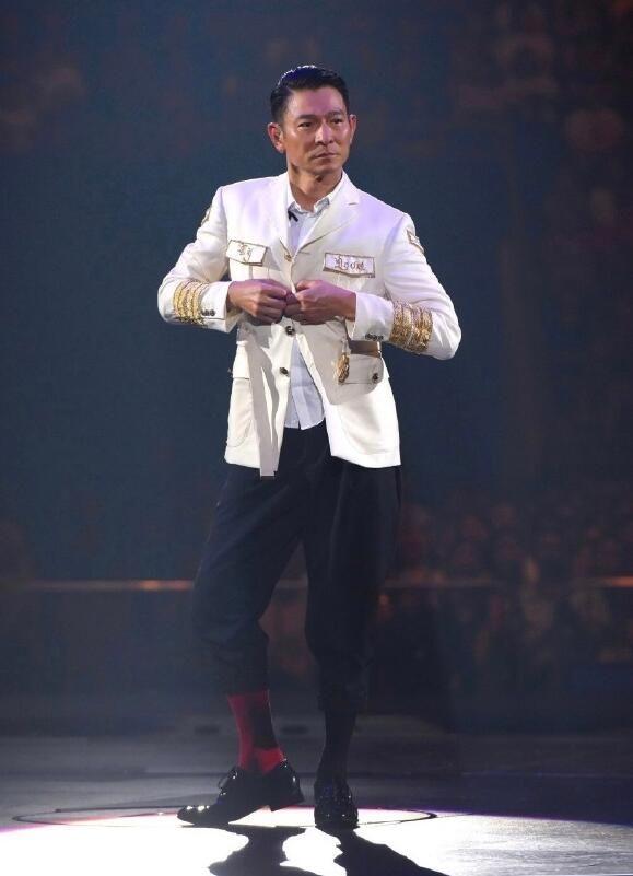 刘德华新加坡演唱会激动落泪,感谢粉丝一路相随