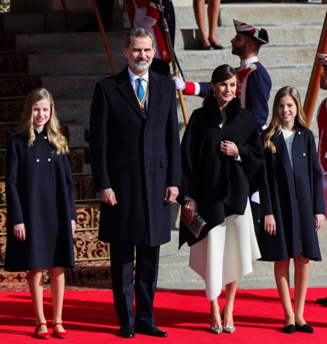 西班牙国王一家四口罕见穿亲子装!王后小腿竟和两位小公主一样细