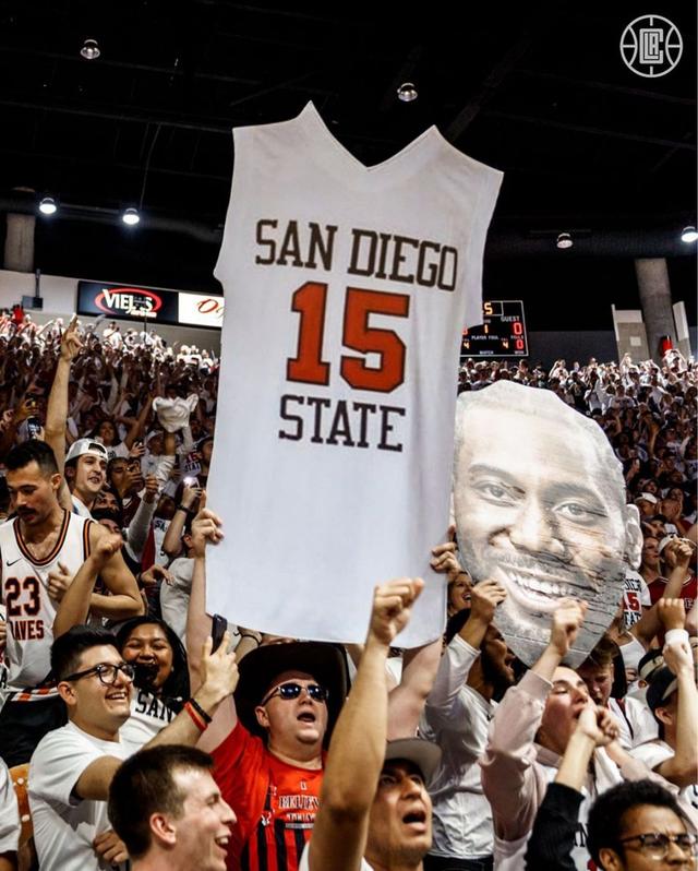 快船全队参加伦纳德大学球衣退役仪式