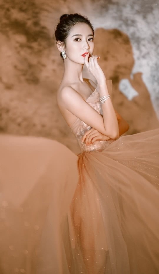 陈钰琪身穿粉色薄纱礼裙,粉嫩可爱,婀娜多姿尽显少女情怀!