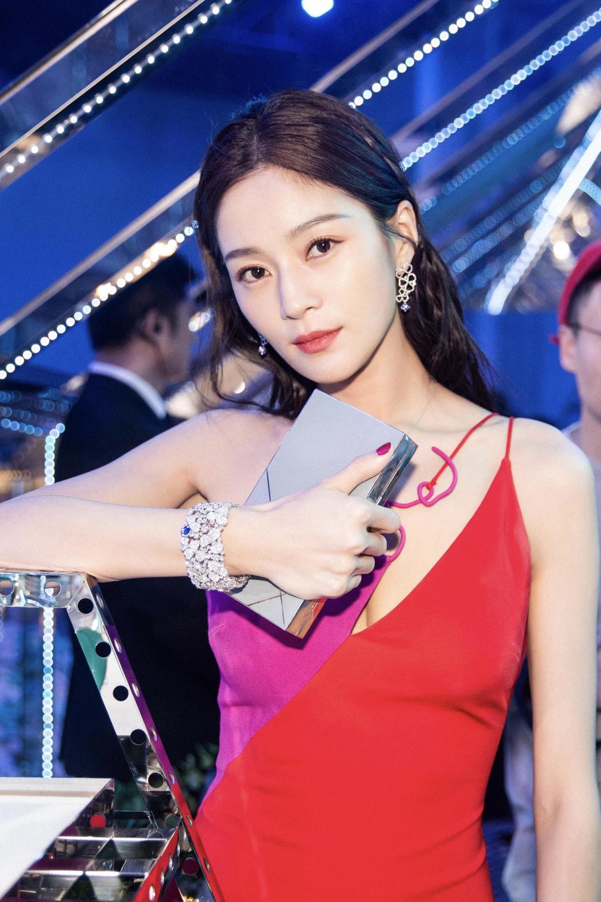 王媛可太有"国际范",红色连衣裙性感优雅,胸部开叉线条好尴尬