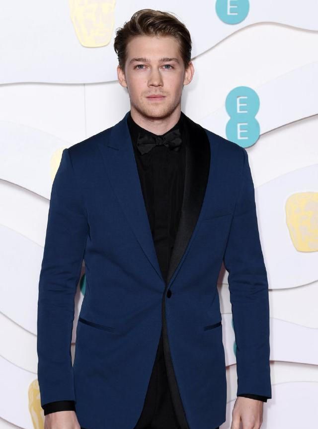 霉霉男友蓝西装配黑裤闪耀红毯露额头好儒雅