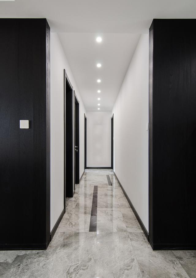 1,过道尽头挂一幅画如果你家过道空间很窄,宽度小于1米,旁边都有房门