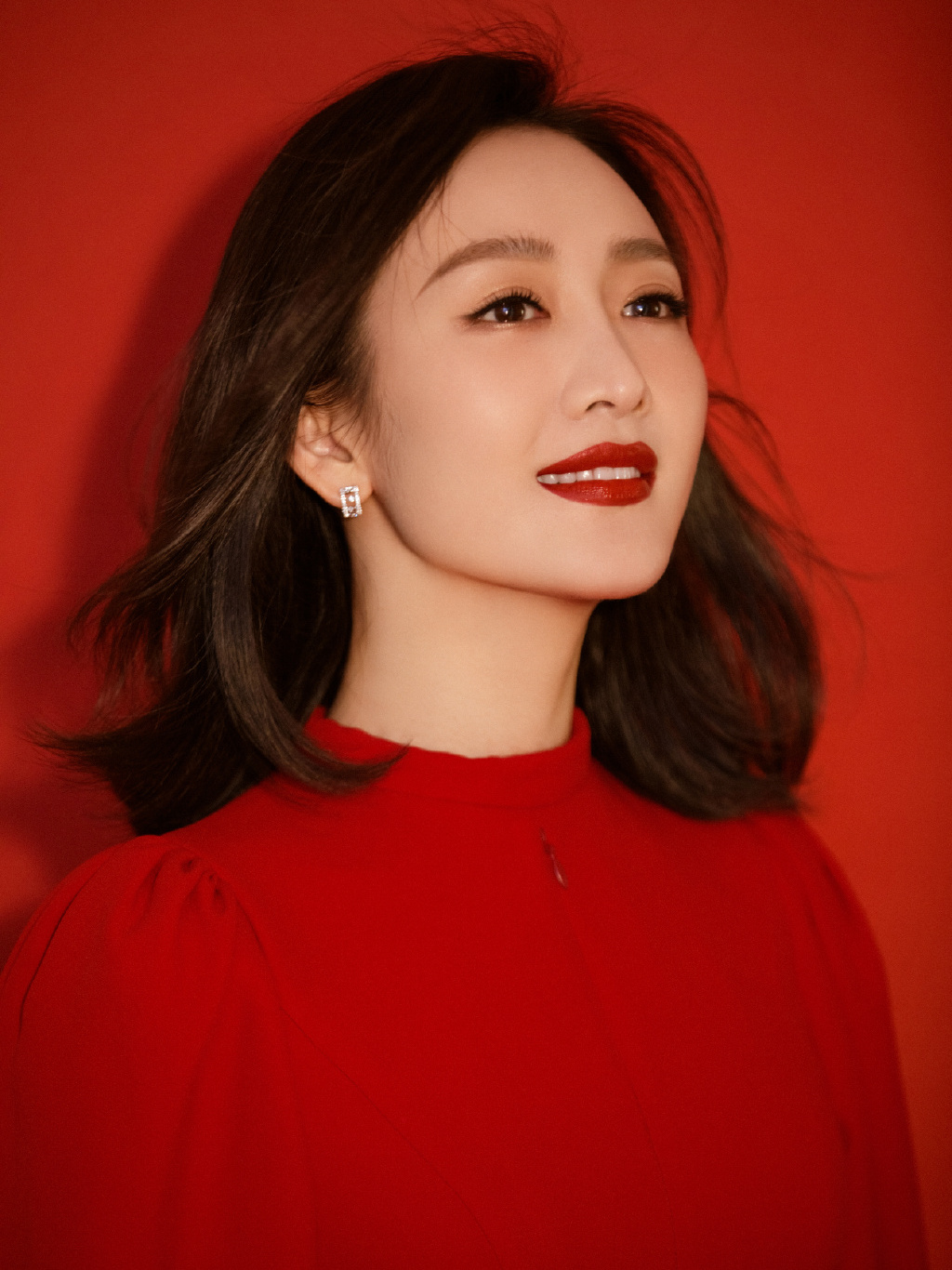 王鸥不扮御姐也很美,穿雾霾蓝呢子大衣搭配高领毛衣,温柔又显白