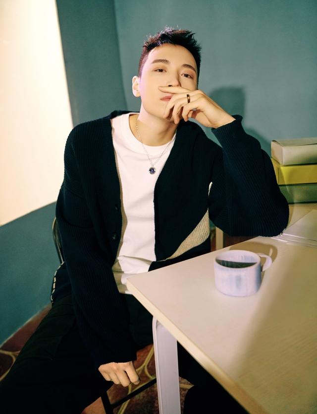 德云社男孩转战时尚圈!颜值身材直逼男偶像,难怪成为相声界门面