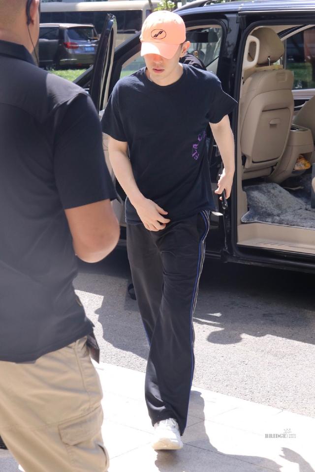 邓伦《我要打篮球》路透分享 穿搭低调休闲步伐潇洒十足