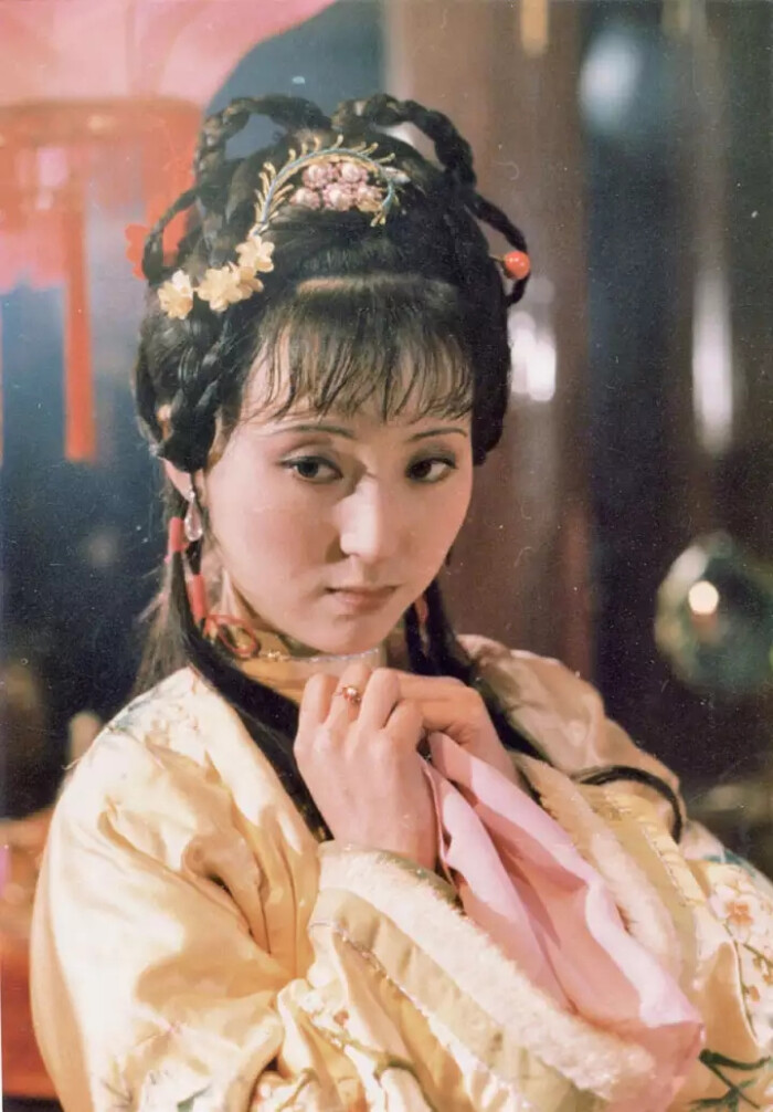 87版《红楼梦》:林妹妹五张发髻造型照,哪个最美?