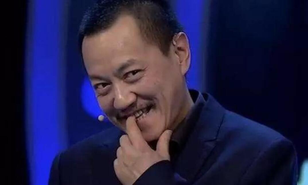 51岁雪村在商场演出,娶小13岁妻子,二人共同商演处境令人心酸