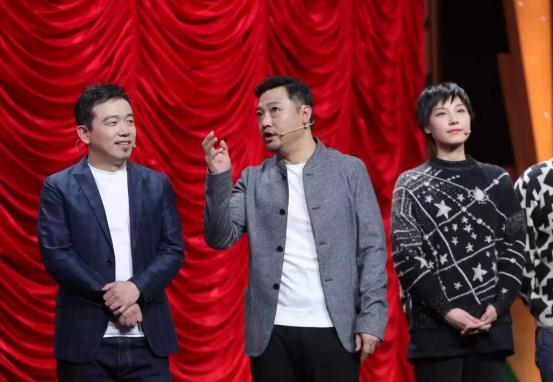 他也算是大器晚成的类型,很多人认识贾冰是通过《欢乐喜剧人》第四季