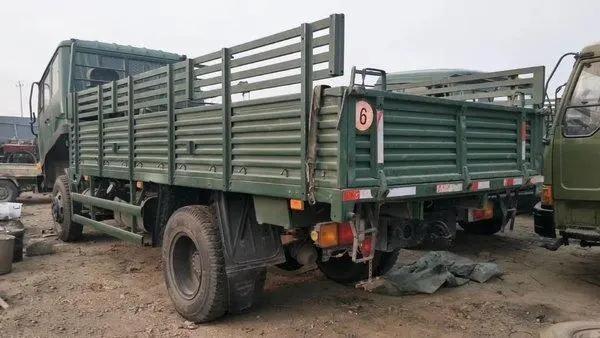 他们来了解放军来了开着一辆辆解放牌军用卡车向武汉人民驶来