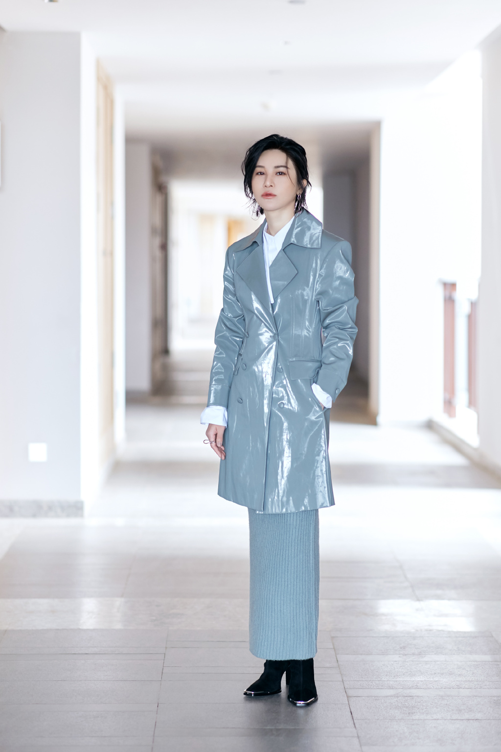 大红,今穿黑色长裙短靴,秒变摩登女郎|超级女声|尚雯婕|短靴_新浪新闻