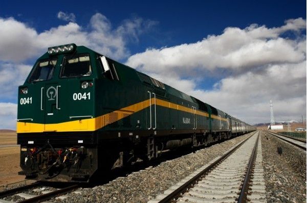 青藏铁路的火车到格尔木,为何还要换车头?今天真是长见识了