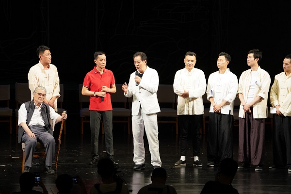 《新世界》同一单位的两位话剧演员,一个反派圈粉,一个实力撩妹
