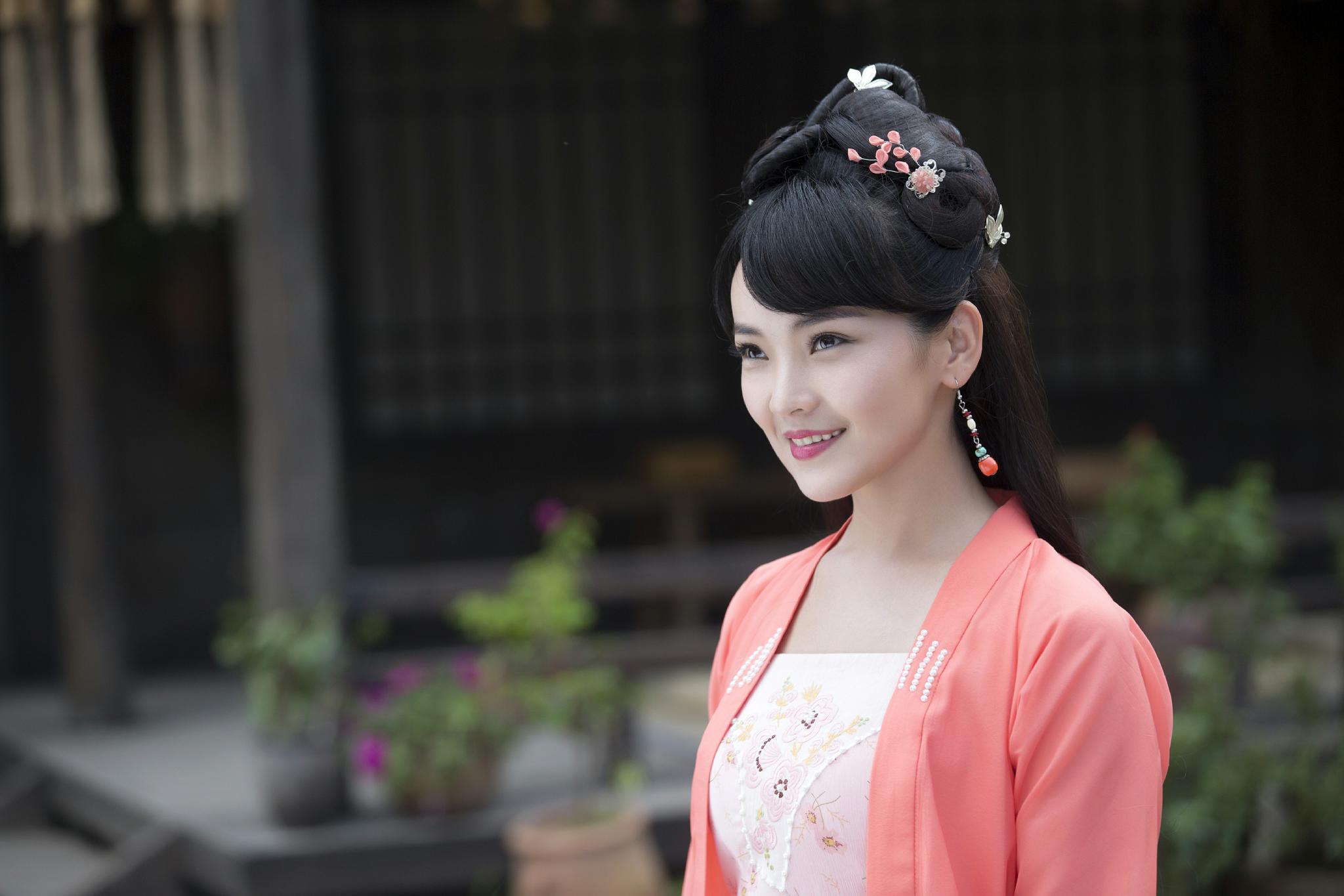 近期正在优酷视频热播的古装美食剧《人间烟火花小厨》改编自小说《食