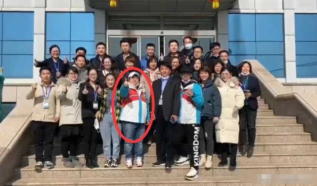 韩红采购物资后回京被偶遇，身穿公益服戴口罩打扮低调与友人热聊