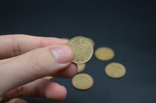 不管家里有钱没钱墙角放一个5角硬币不是迷信说法涨知识了