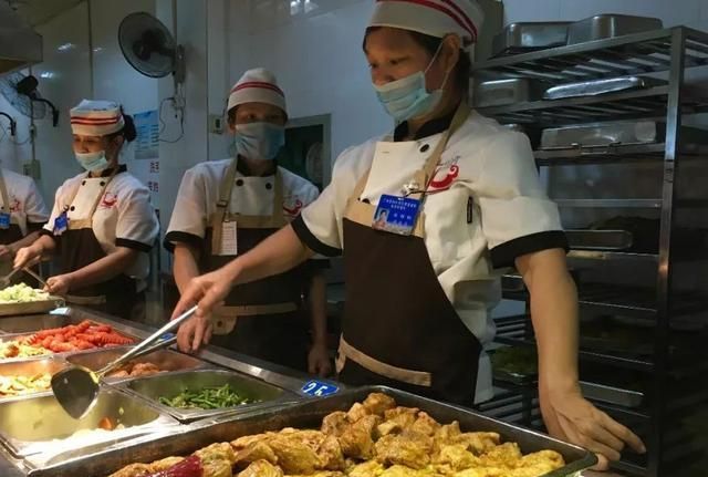去食堂打饭,对阿姨说这句话,阿姨手不抖,还会给你多加点
