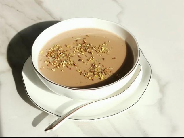 一碗暖暖的红糖姜撞奶驱寒补气血比热水强千百倍