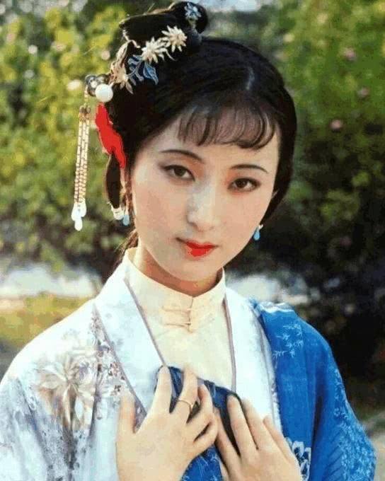 87版《红楼梦》:林妹妹五张发髻造型照,哪个最美?