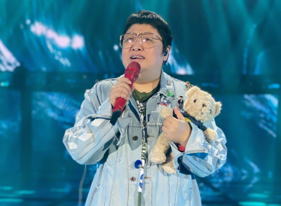 韩红做公益后返程被偶遇,口罩遮面低调出行,身姿佝偻显疲惫!