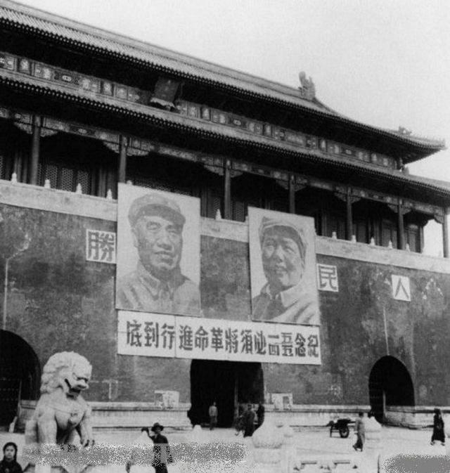 天安门冷知识：天安门城楼上挂过的人物画像，竟还有一个外国人！|天安门|冷知识|画像_新浪新闻