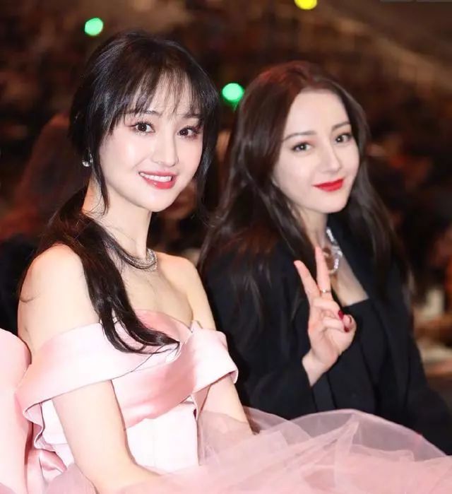 杨幂,杨颖同框破不和传闻,台前拼美争艳,台下裹羽绒服御寒