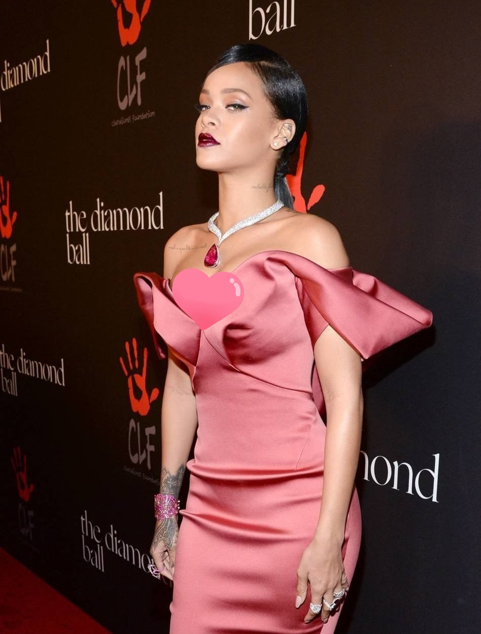 蕾哈娜气场绝了!一袭黑装搭水晶耳饰,获保镖护驾巨星范十足