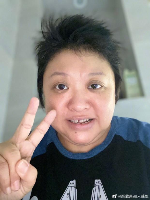 韩红低调现身机场,面色苍白疲态明显,为疫情奔波疑是大病还未愈