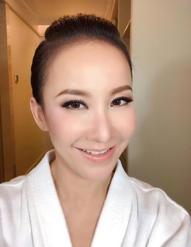 李玟晒素颜练舞照,不摘墨镜直接认不出,科技变美也难逃素颜出镜