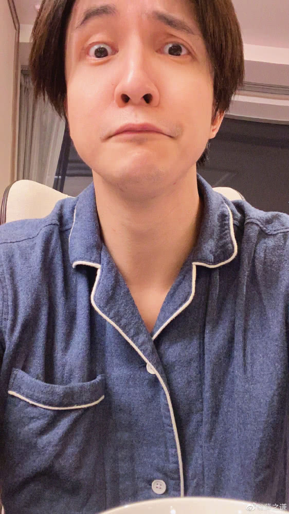 薛之谦晒宅家自拍半裸上身胡子拉碴遭调侃胡子野性该洗头了